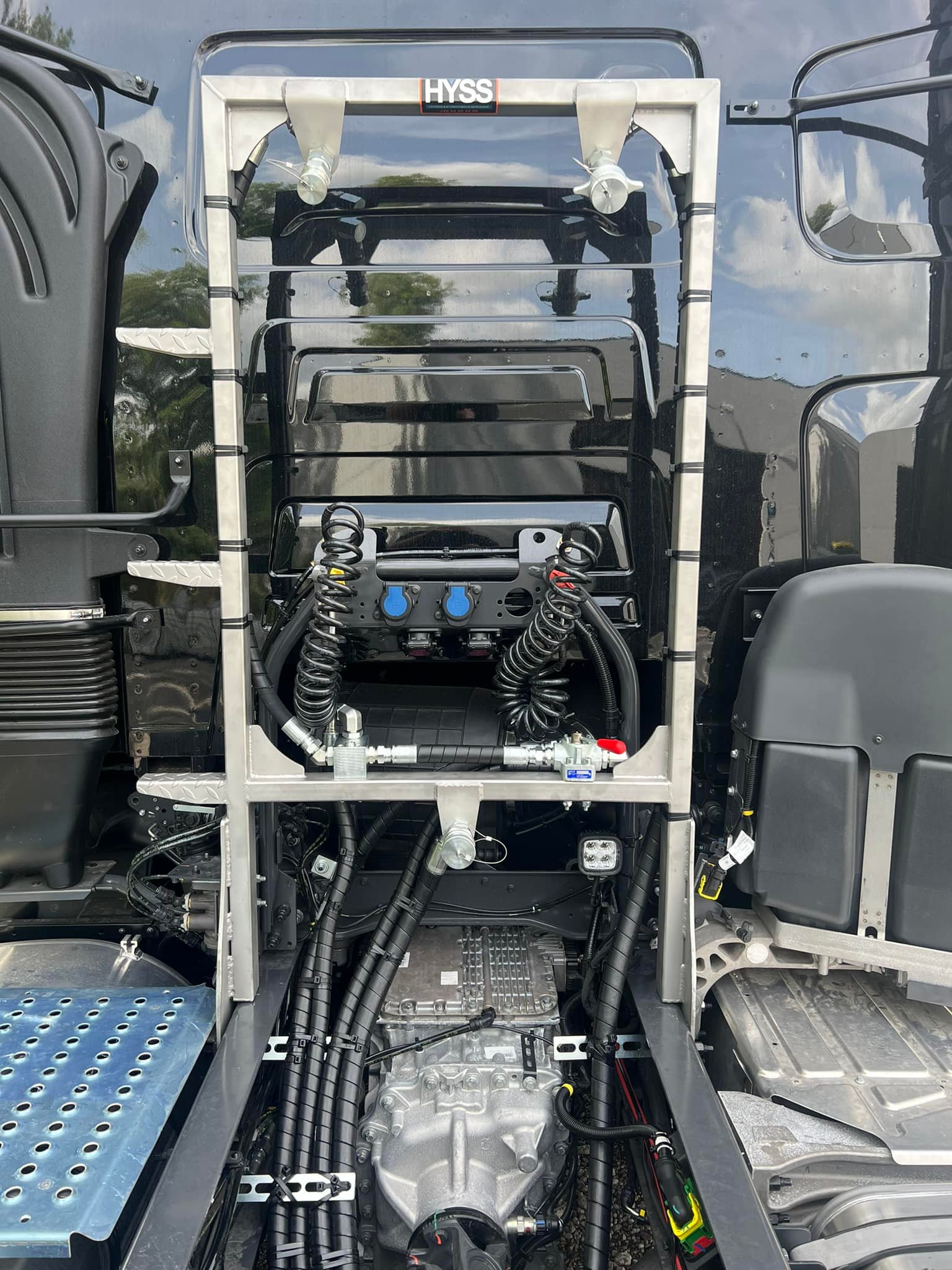 Een hydraulische systeem inclusief RVS frame achter de cabine