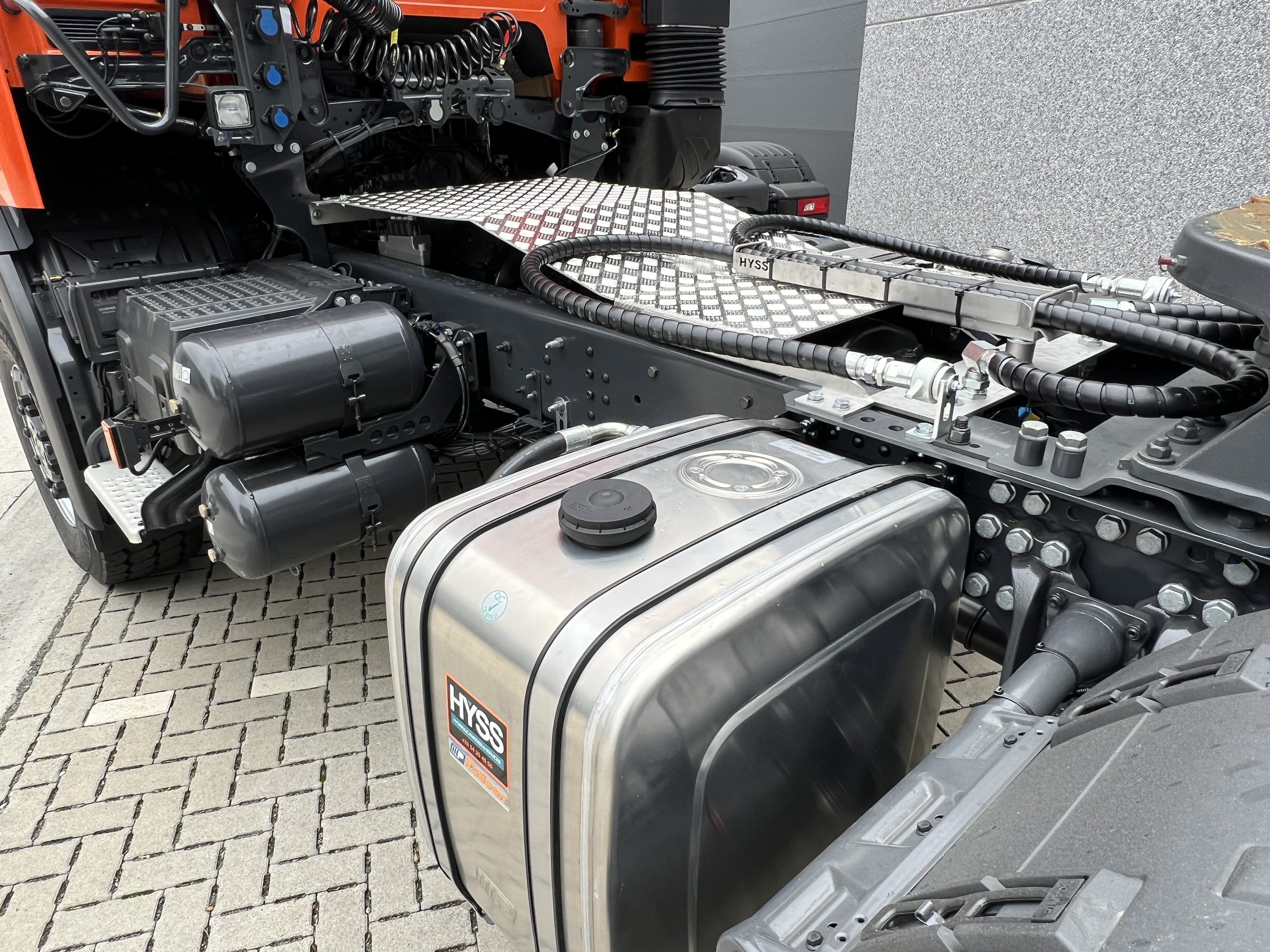 Hydraulische installatie inclusief ALU afdekplaat op het chassis