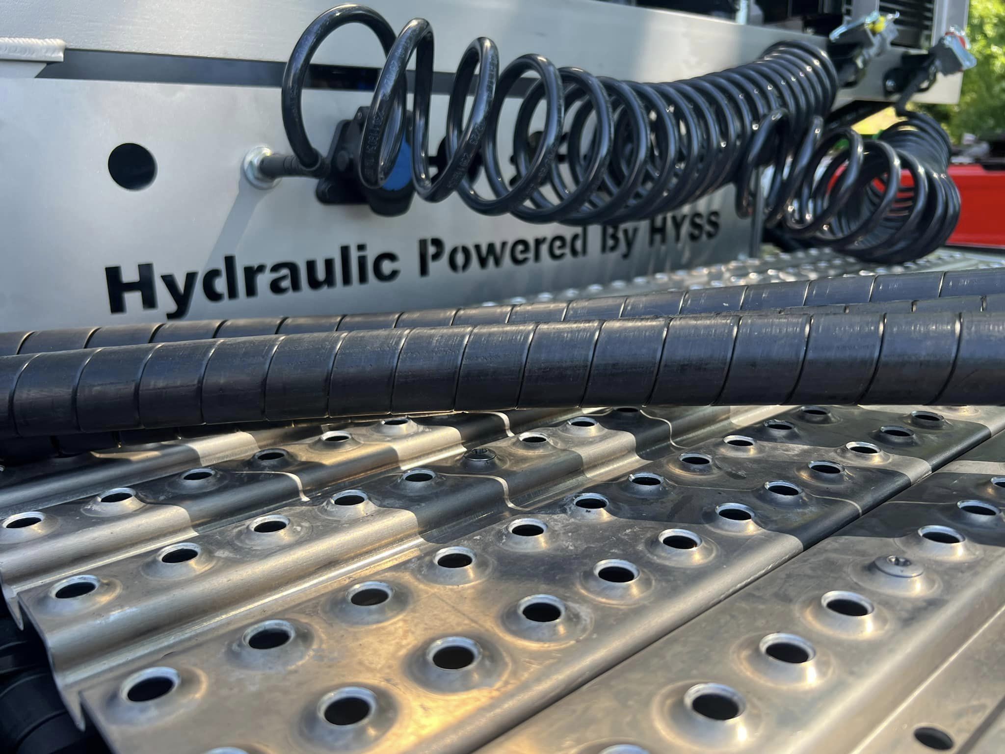 Système hydraulique pour la régulation d’une grue en combinaison avec un camion à benne basculante