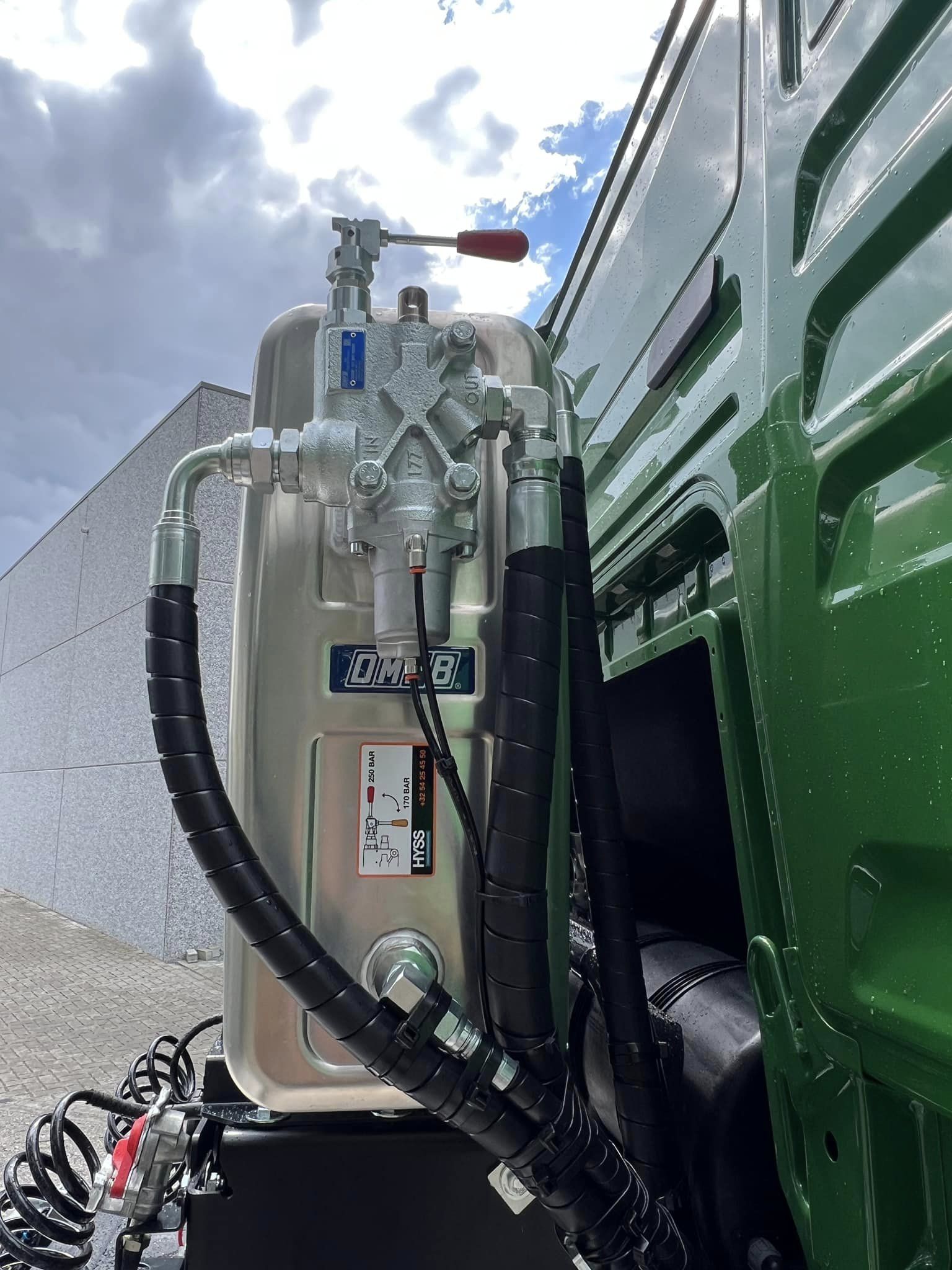 Hydraulische installatie met ALU tank achter de cabine