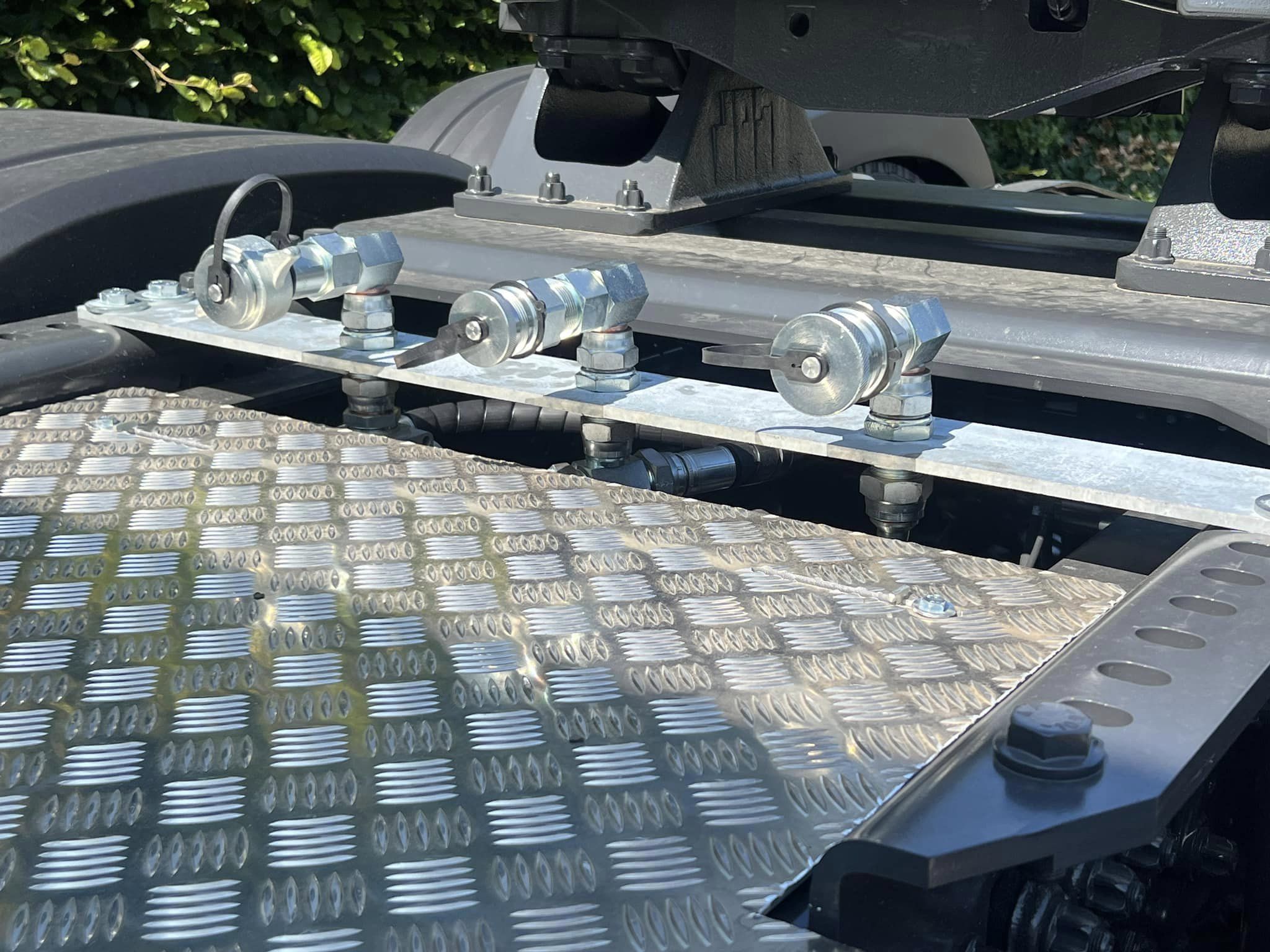Hydraulische installatie op een Mercedes trekker