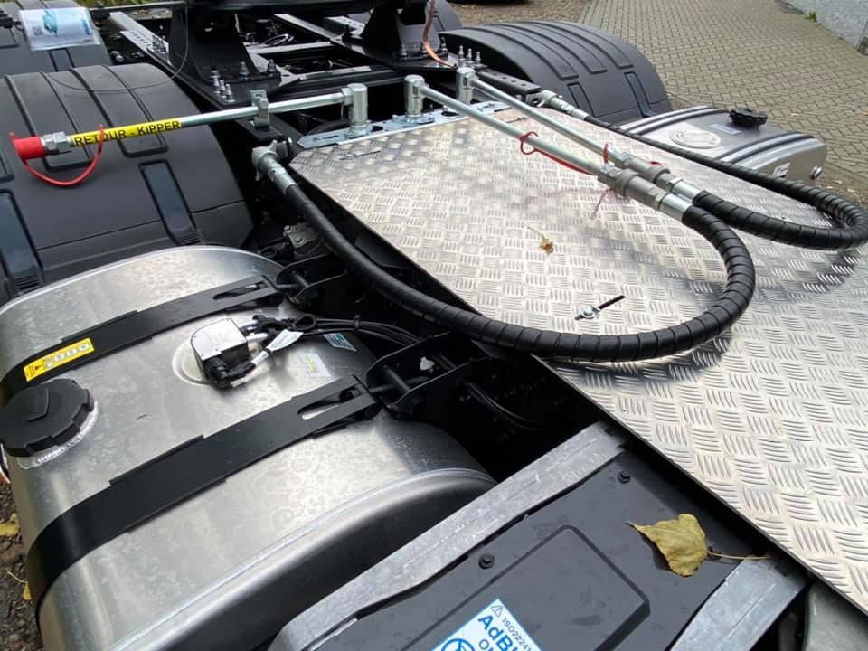Hydraulische installatie alsook het dichtwerken van chassis
