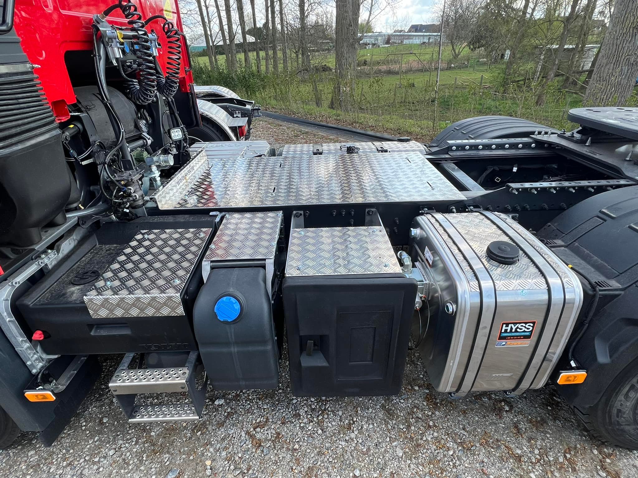 Kit hydraulique avec montage de plaques de protection en aluminium et coffre de matériel
