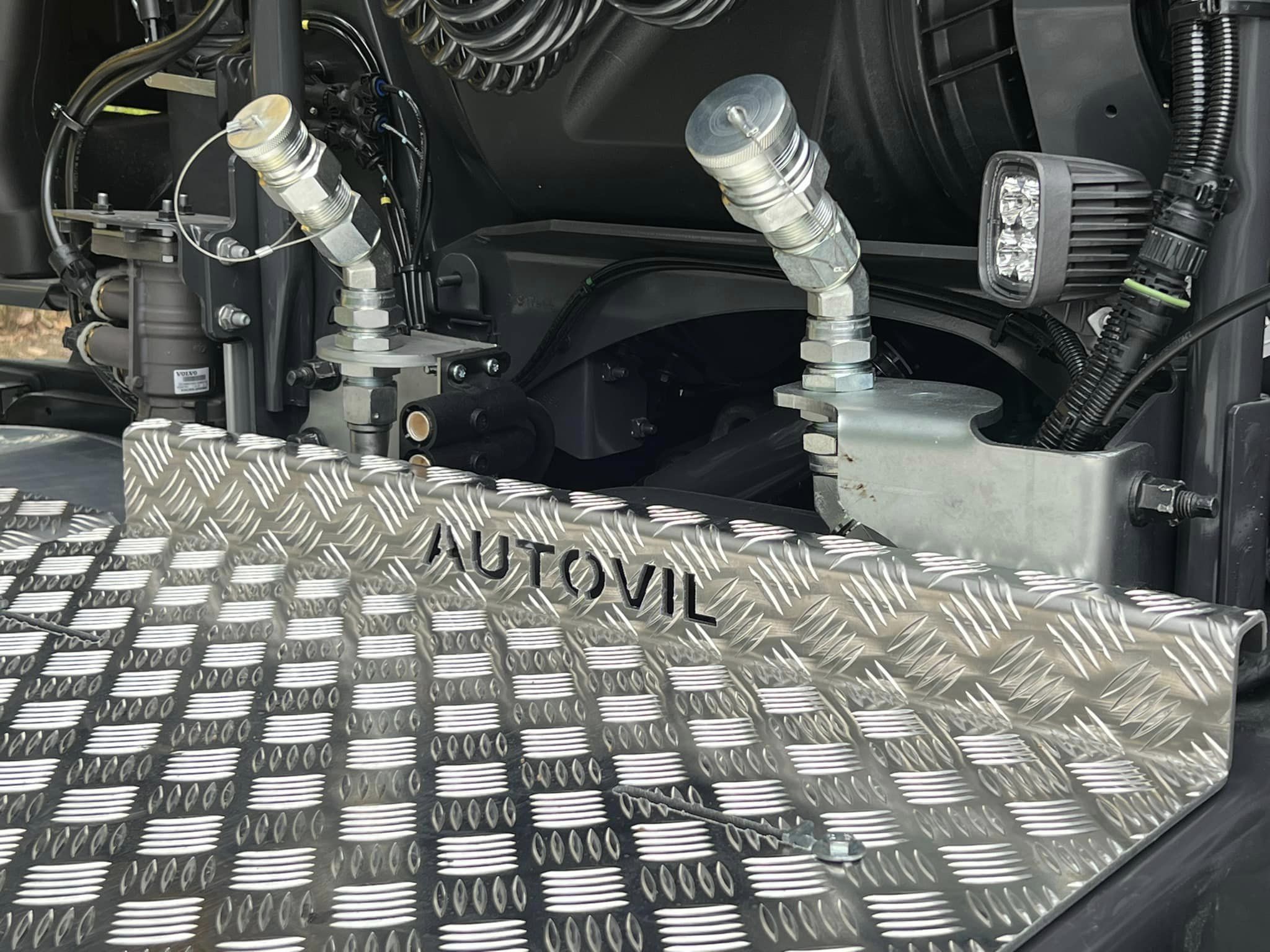 Kit hydraulique comprenant le montage de plaques en aluminium