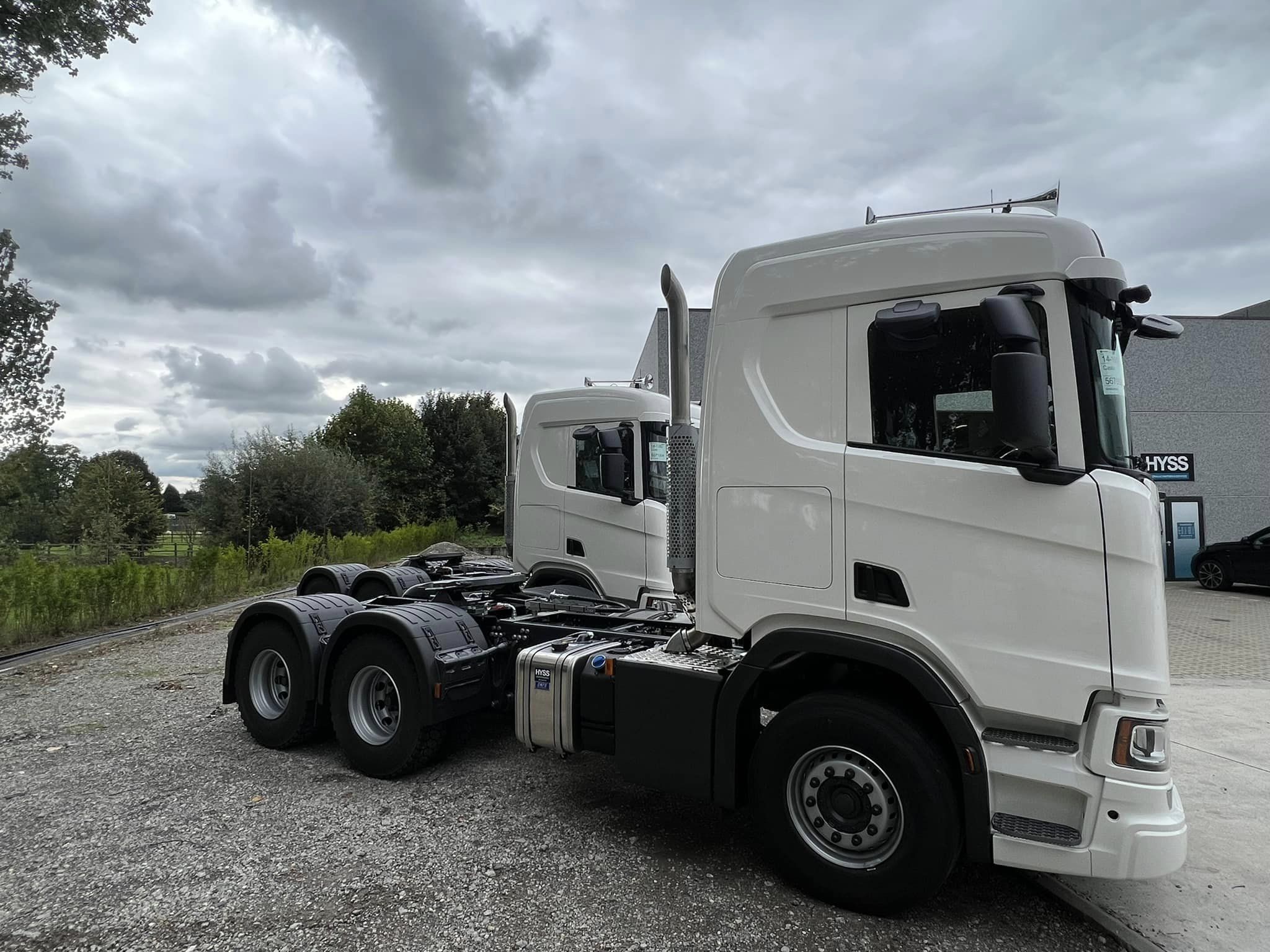 2 Scania trekkers met een hydraulische installatie