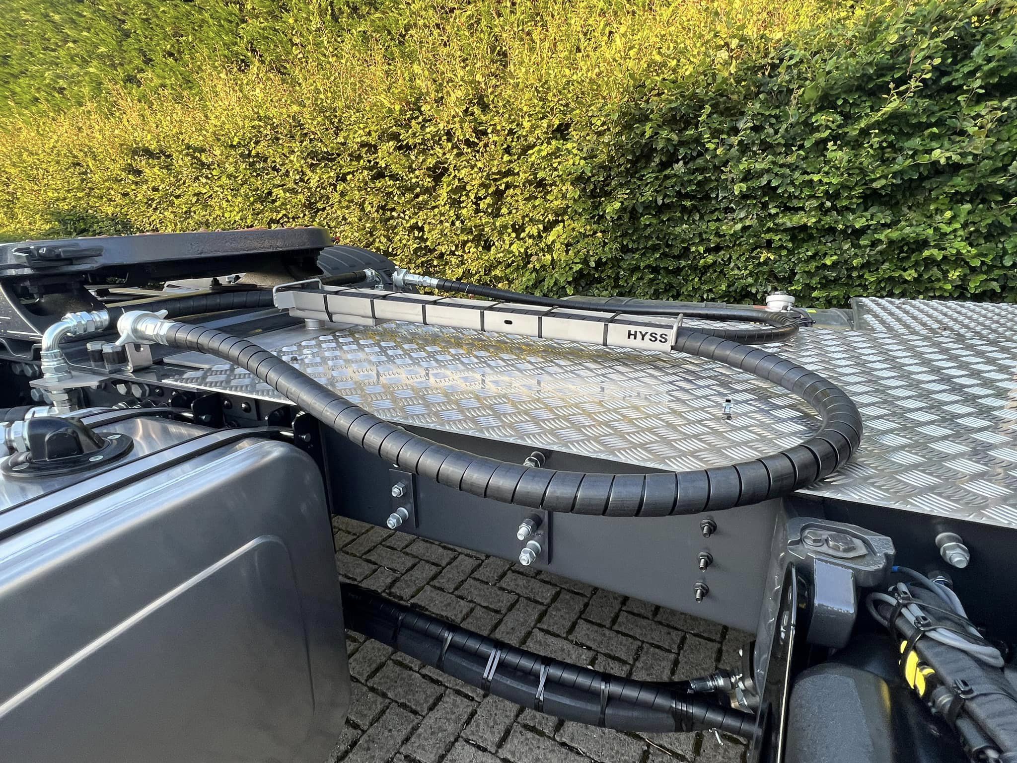 Système hydraulique pour la commande de la benne et du plancher mobile
