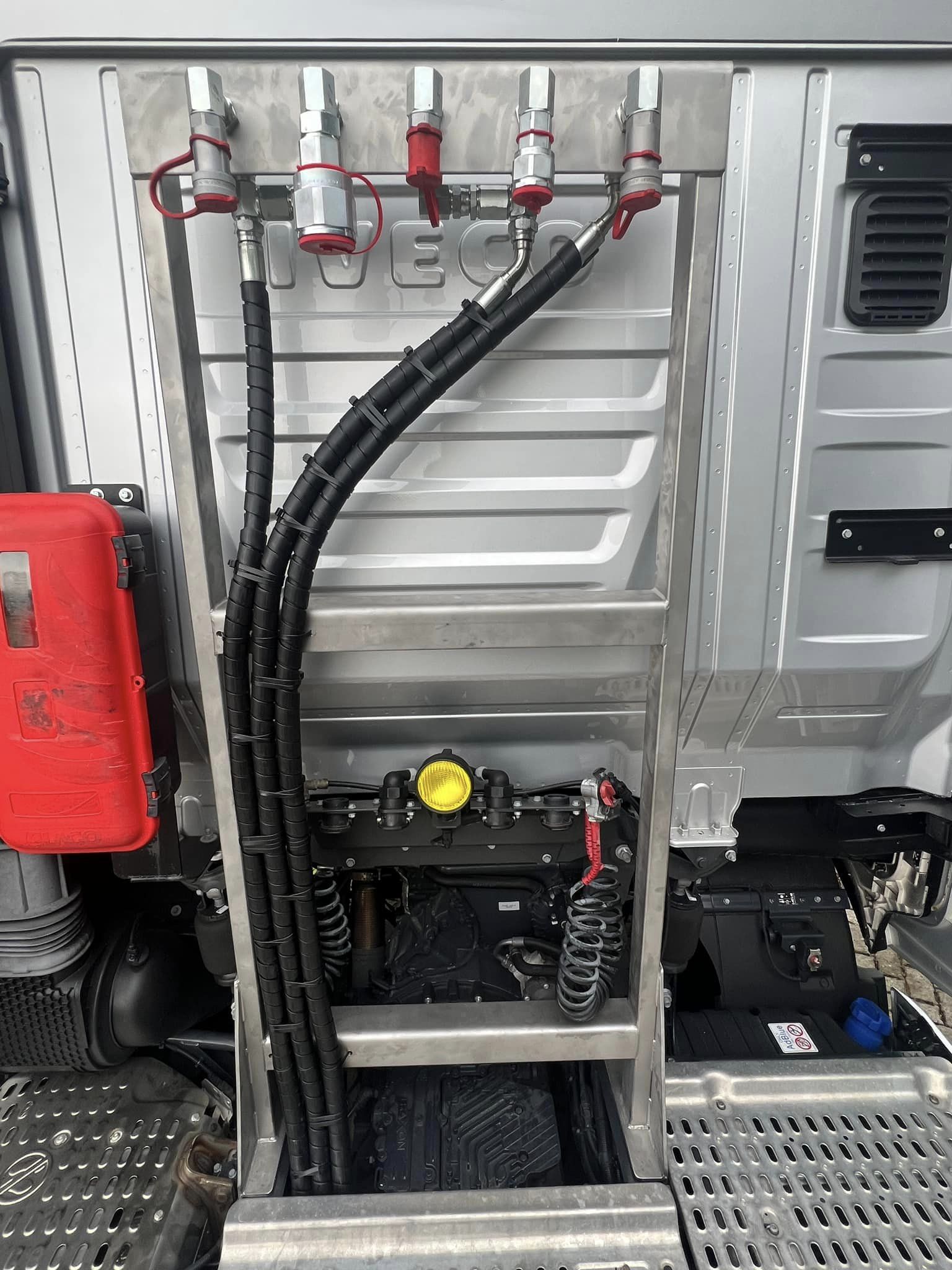 Hydraulische installatie, RVS fraim met verschillende aansluitingen en een oliekoeler