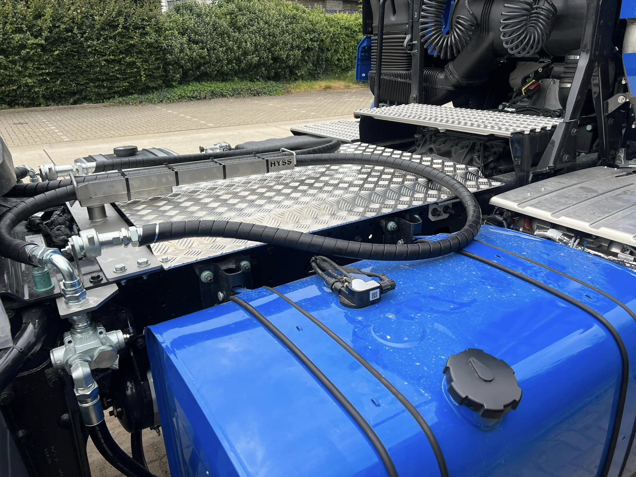 Een hydraulische installatie incl ALU plaat op het chassis