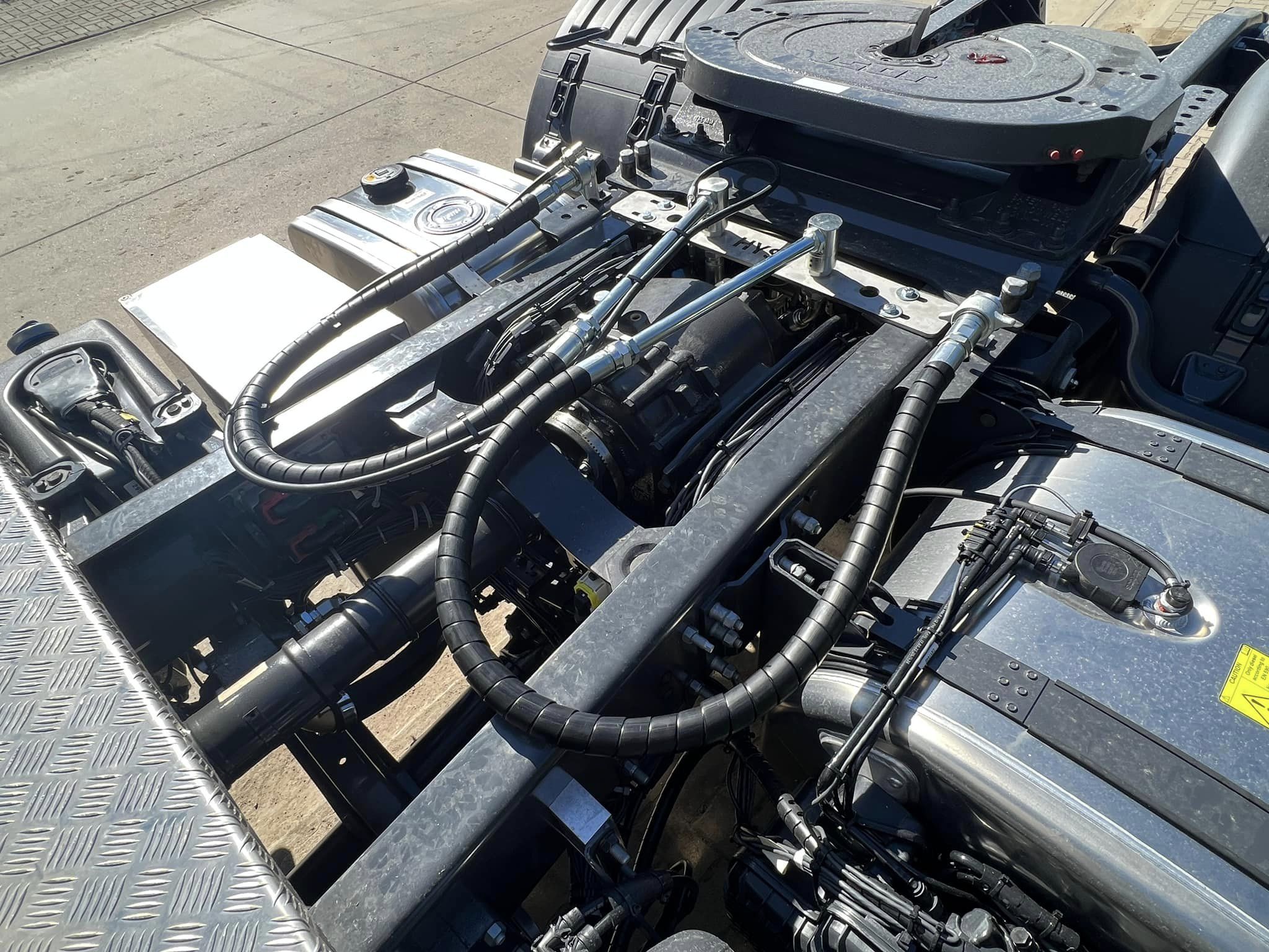 Scania met hydraulische installatie en RVS materiaalkoffer
