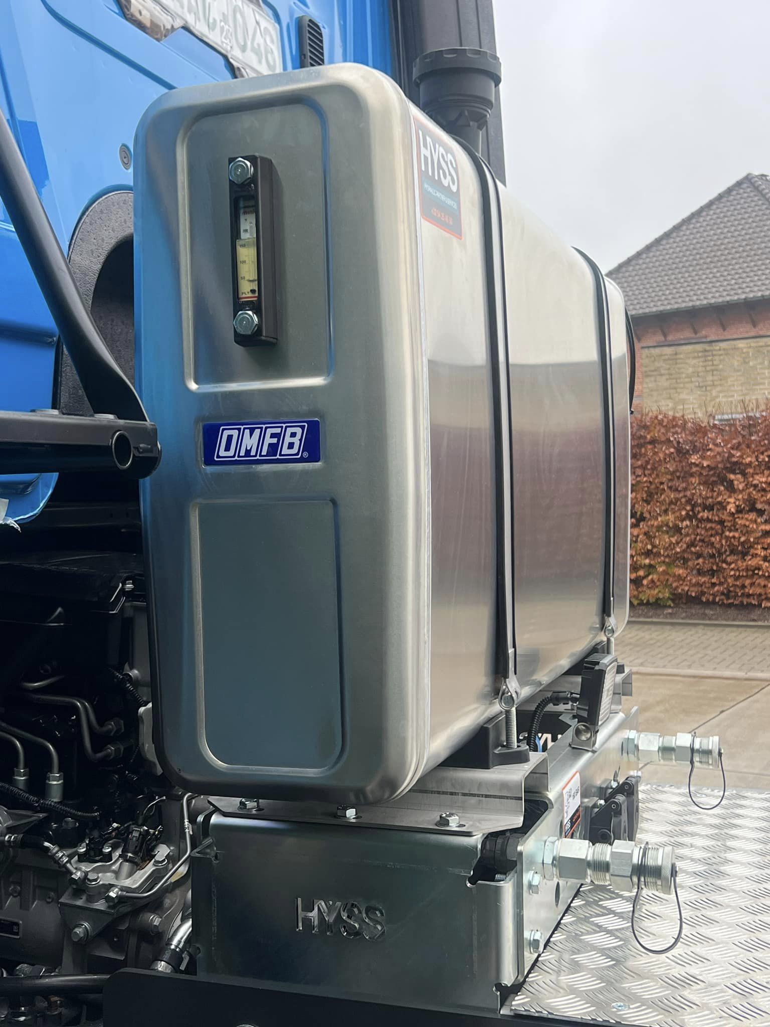 Hydraulische installatie met tank achter de cabine