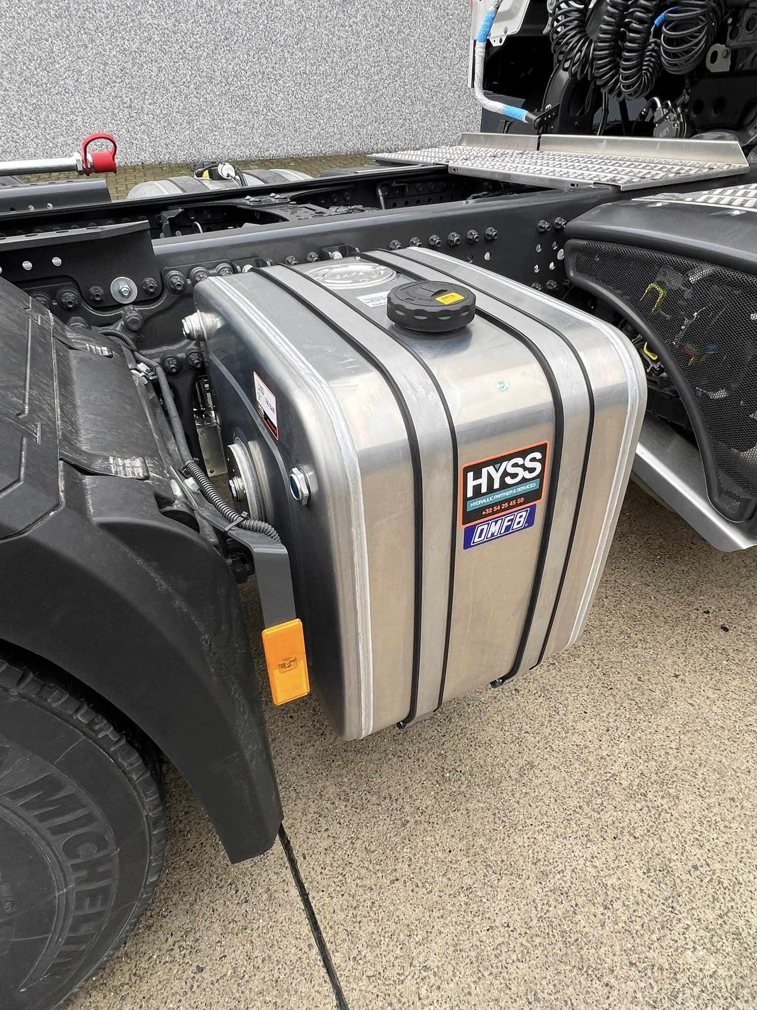 Hydraulische installatie op een Mercedes