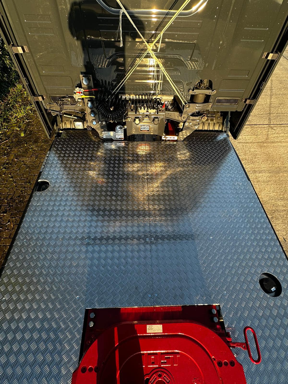 Scania met een hydraulische installatie en een dichtgewerkt chassis