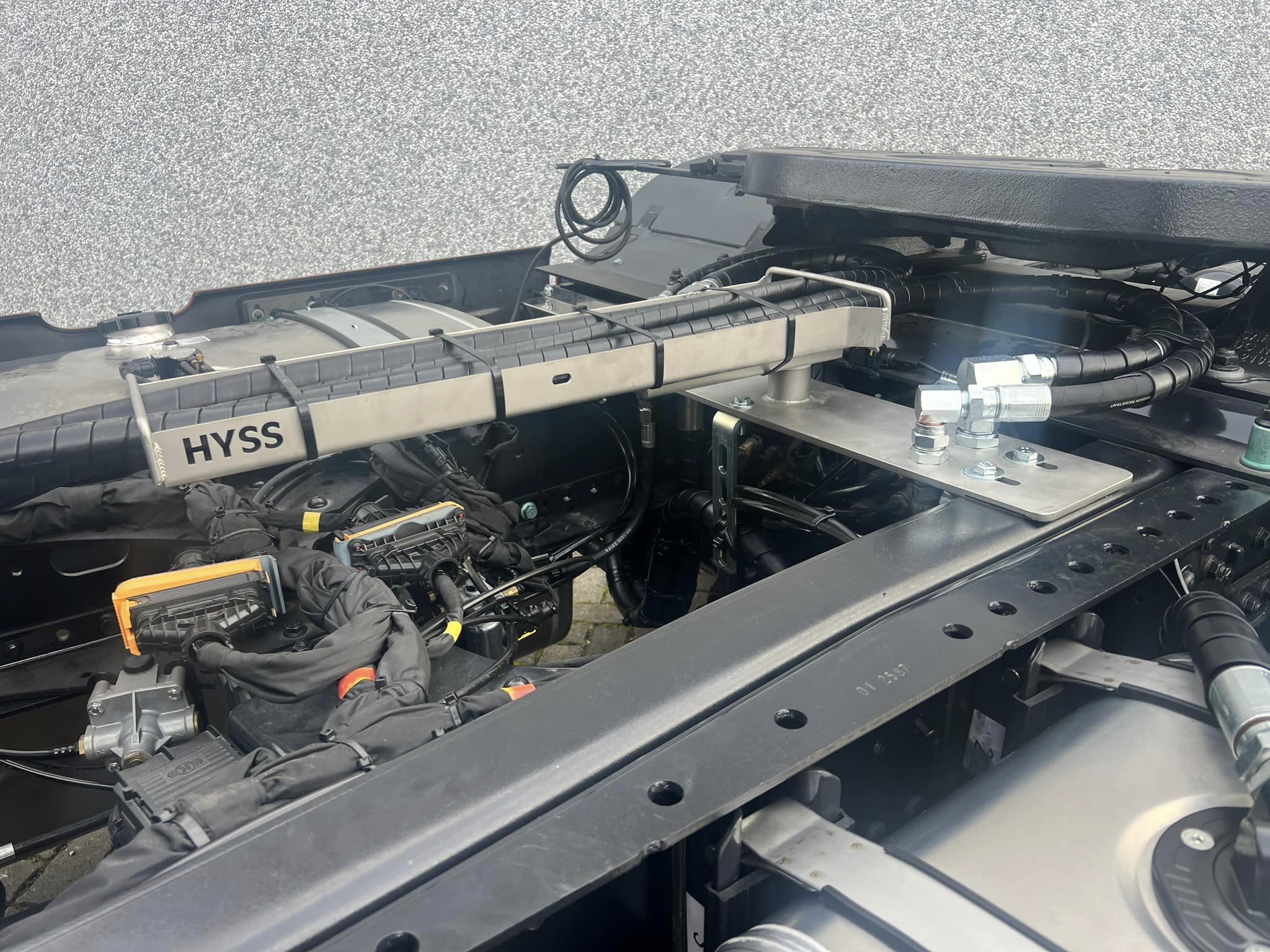 Système hydraulique pour la commande d’un camion à benne basculante en combinaison avec une grue de chargement