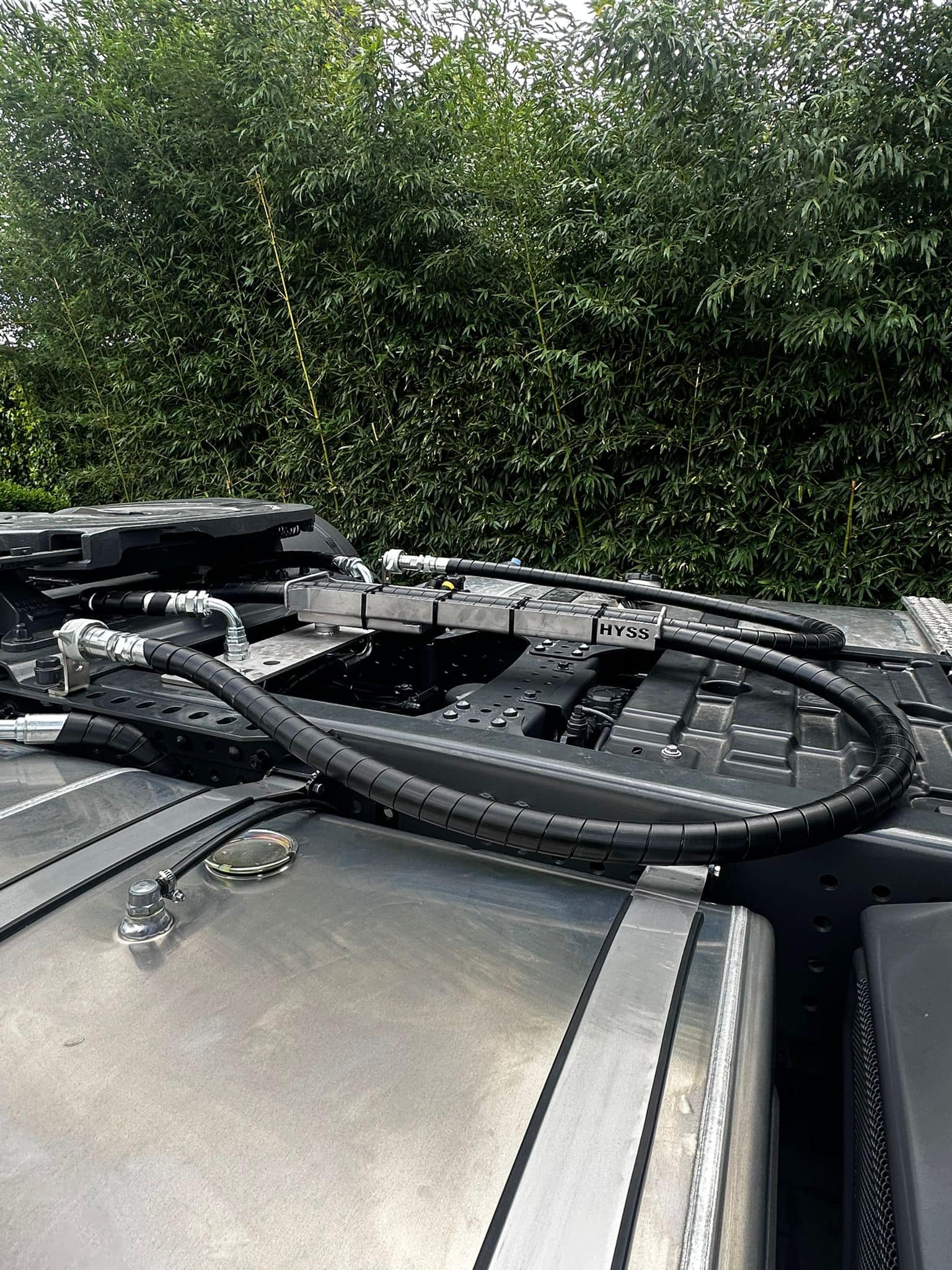 Hydraulische installatie met combitank op een Mercedes trekker
