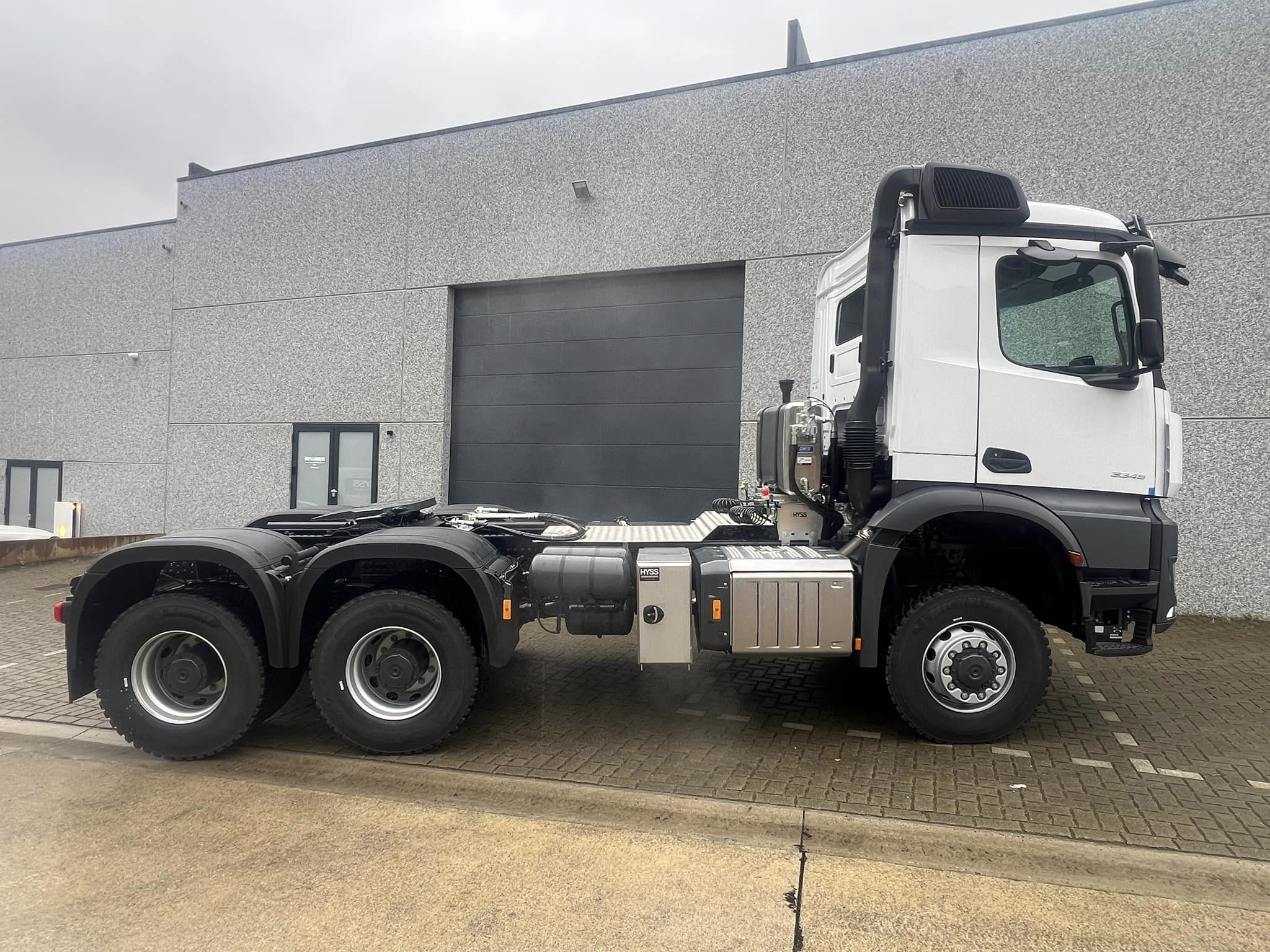 Réservoir d’huile derrière la cabine d’un Mercedes Arocs 6X6
