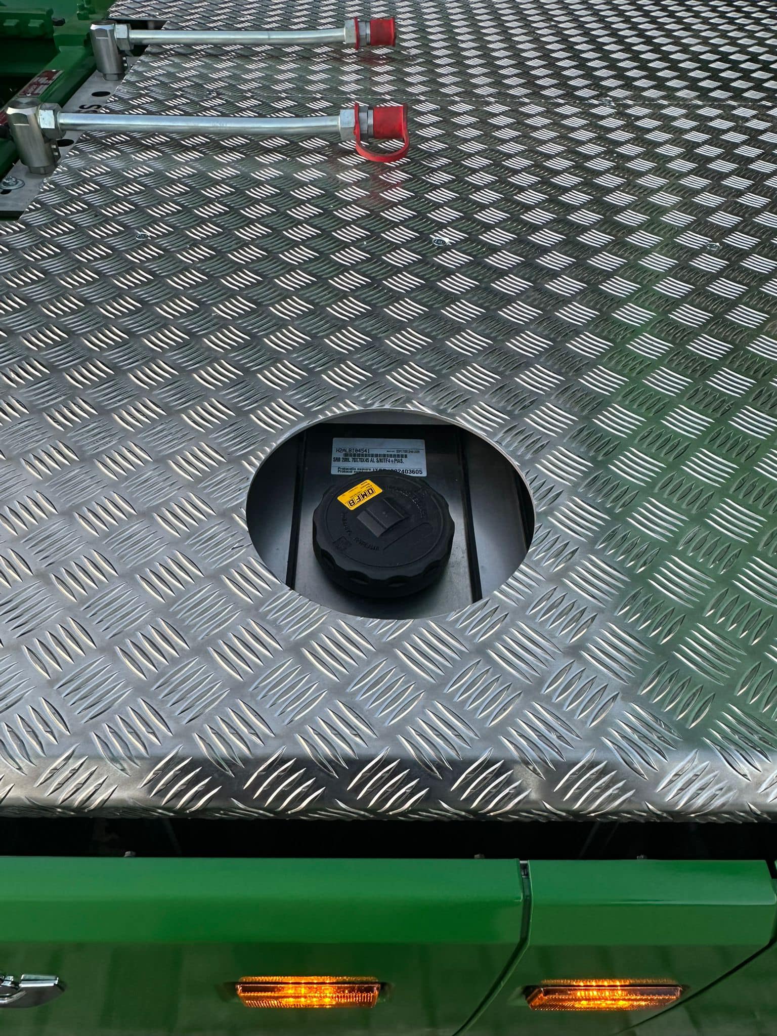 Scania équipé d’un système hydraulique avec fermeture du châssis avec cadre en acier inoxydable et plaques ALU